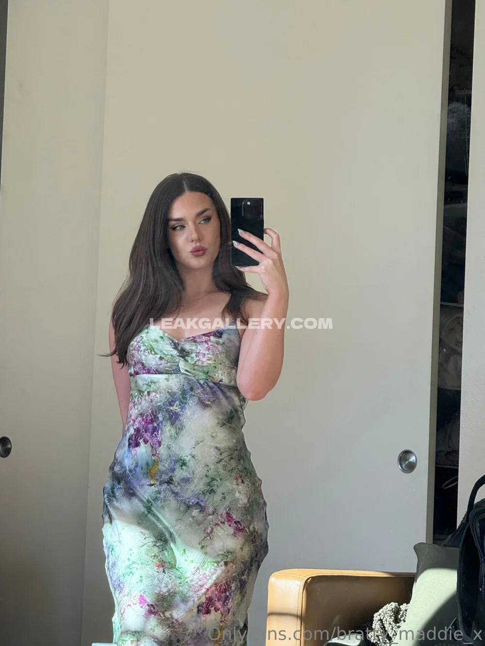 Maddiewrenx Floral Dress Mirror Selfie OnlyFans Photo Leaked