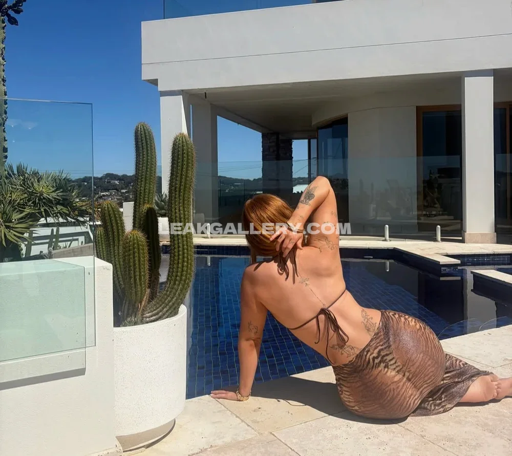 Maddiroseyy Back Tattoo Poolside Pose OnlyFans Photo Leaked
