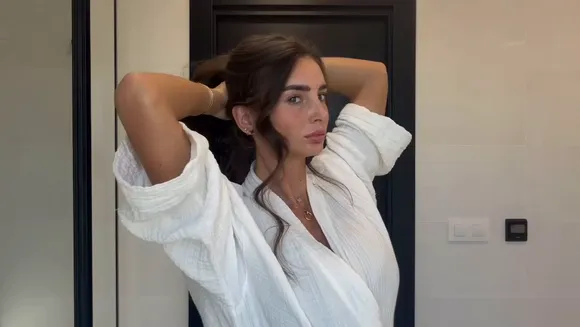 Maddycheary White Robe Pose OnlyFans Video Leaked