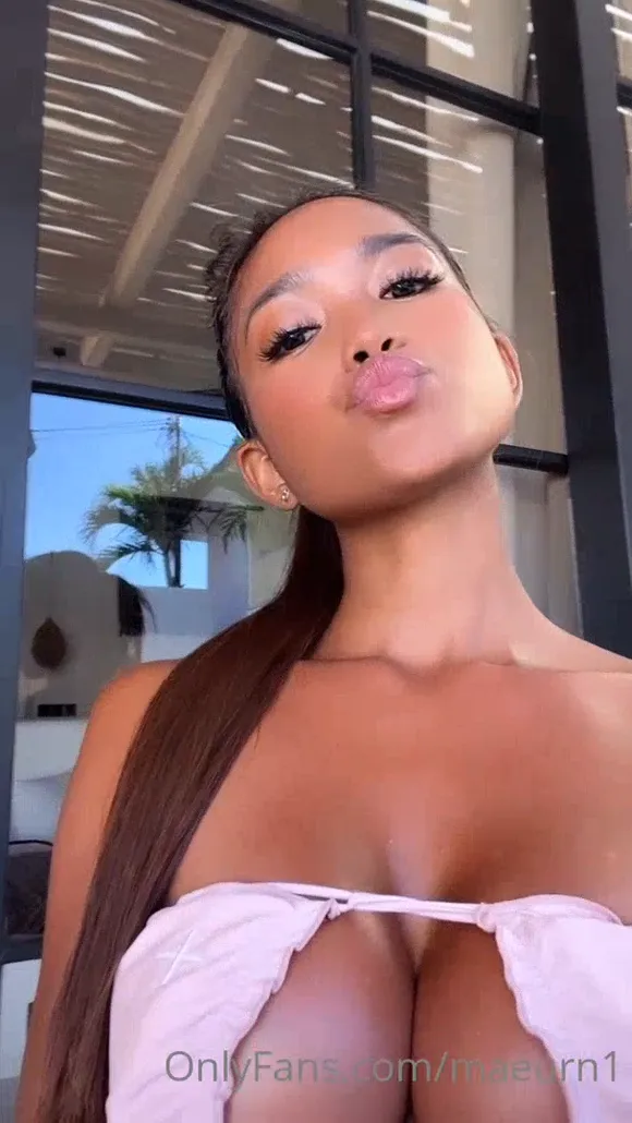 Maeurn1 Topless Lip Bite Pose OnlyFans Video Leaked