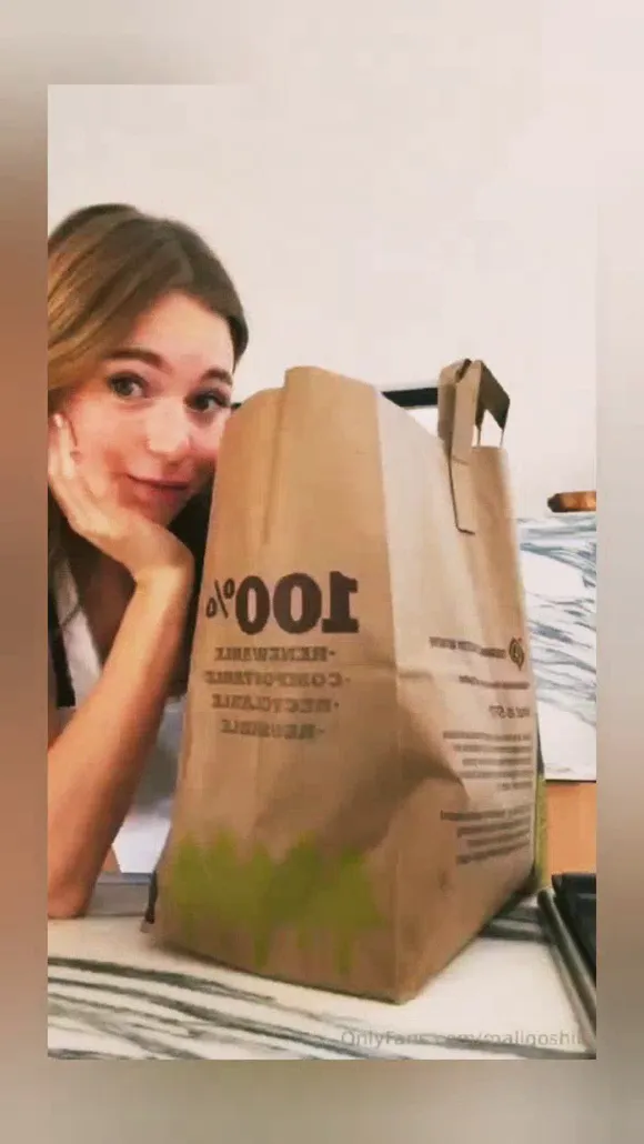 Maligoshik Smiling Behind Paper Bag OnlyFans Video Leaked