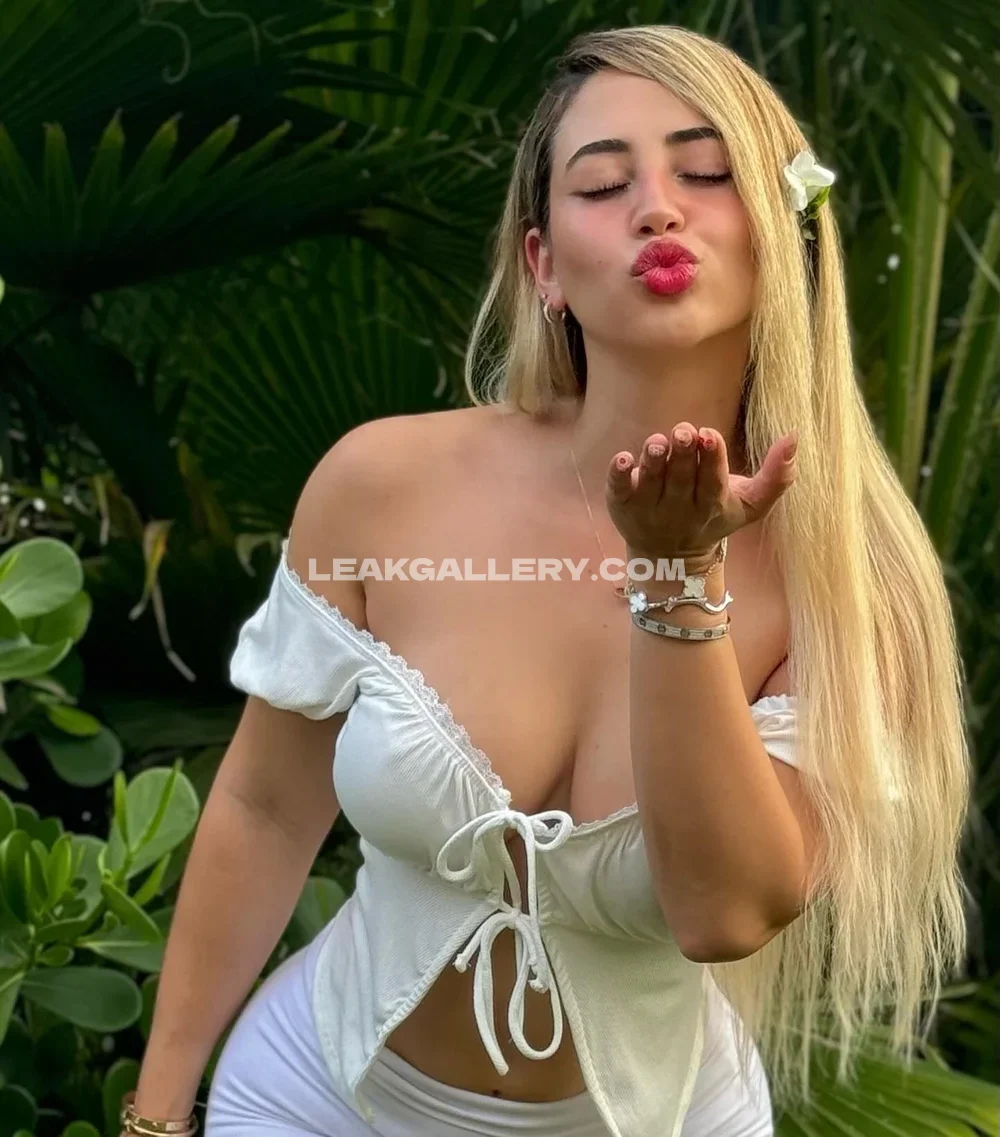 Mariamolivera Blonde Hair Blow Kiss OnlyFans Photo Leaked