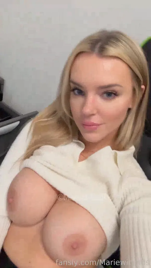 Mariedeeonline Topless Sweater Tease OnlyFans Video Leaked