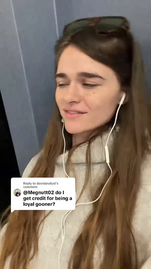Meg Nut Smiling With Earphones OnlyFans Video Leaked