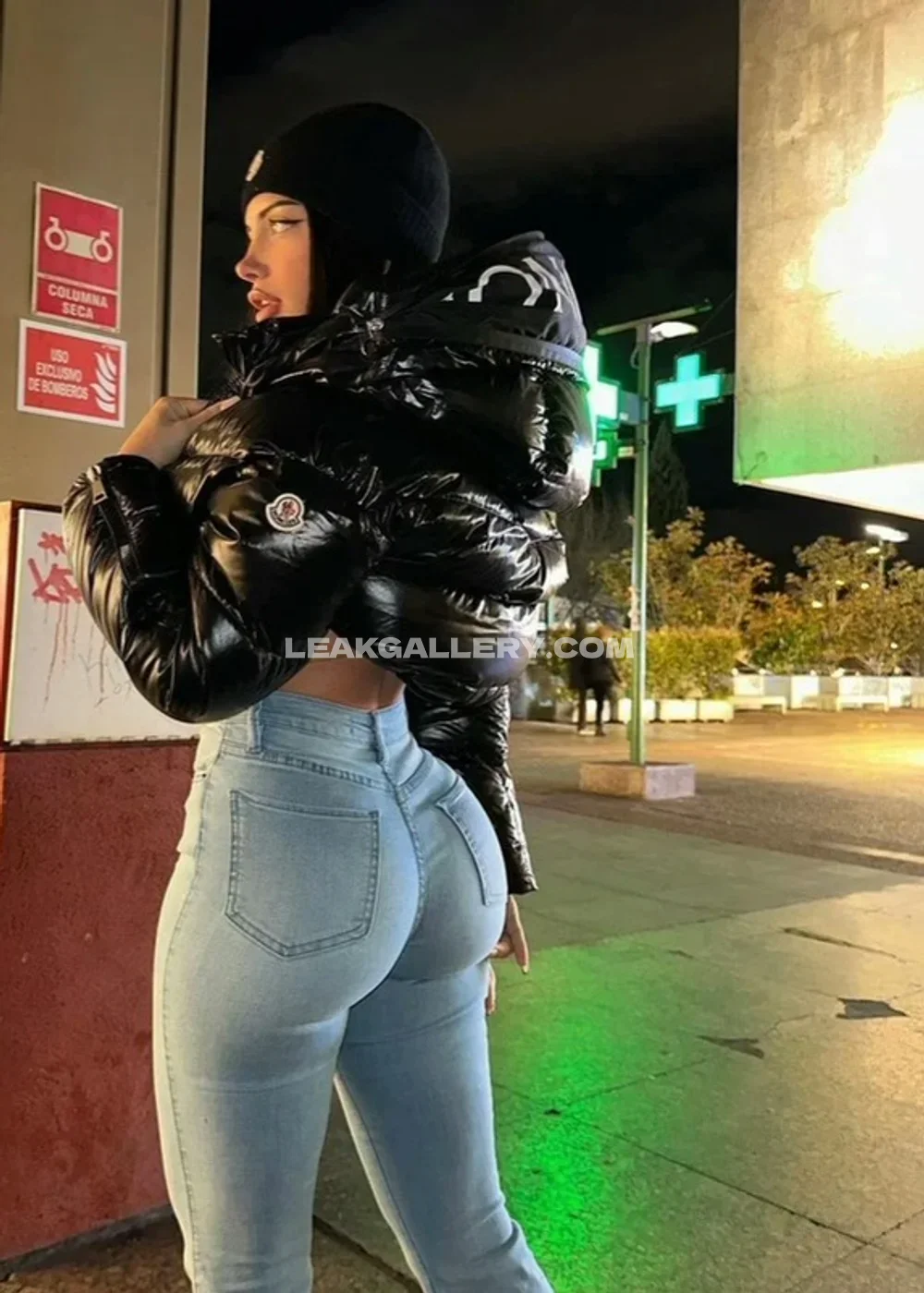 Melimtx Curvy Jeans Outdoor Pose OnlyFans Photo Leaked