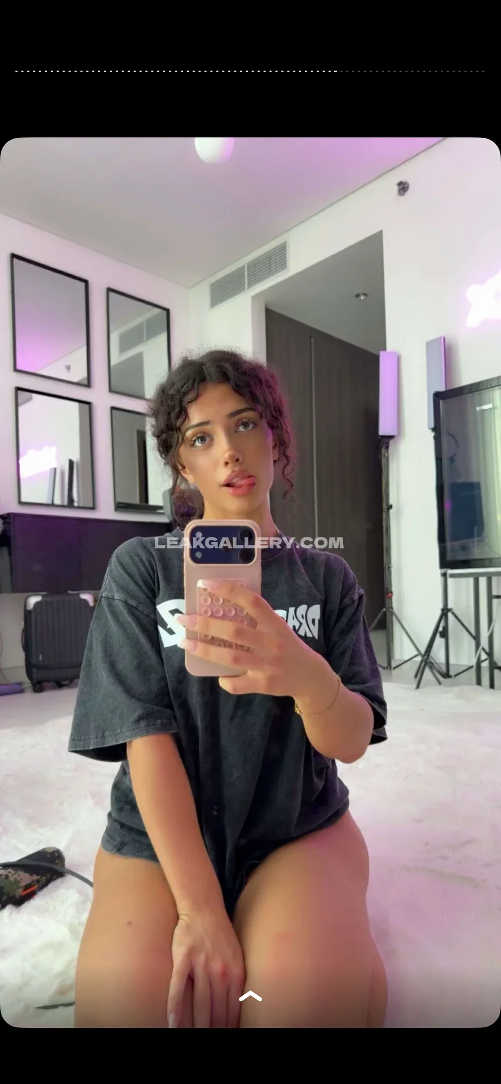 Melimtx Mirror Selfie In Tshirt OnlyFans Photo Leaked