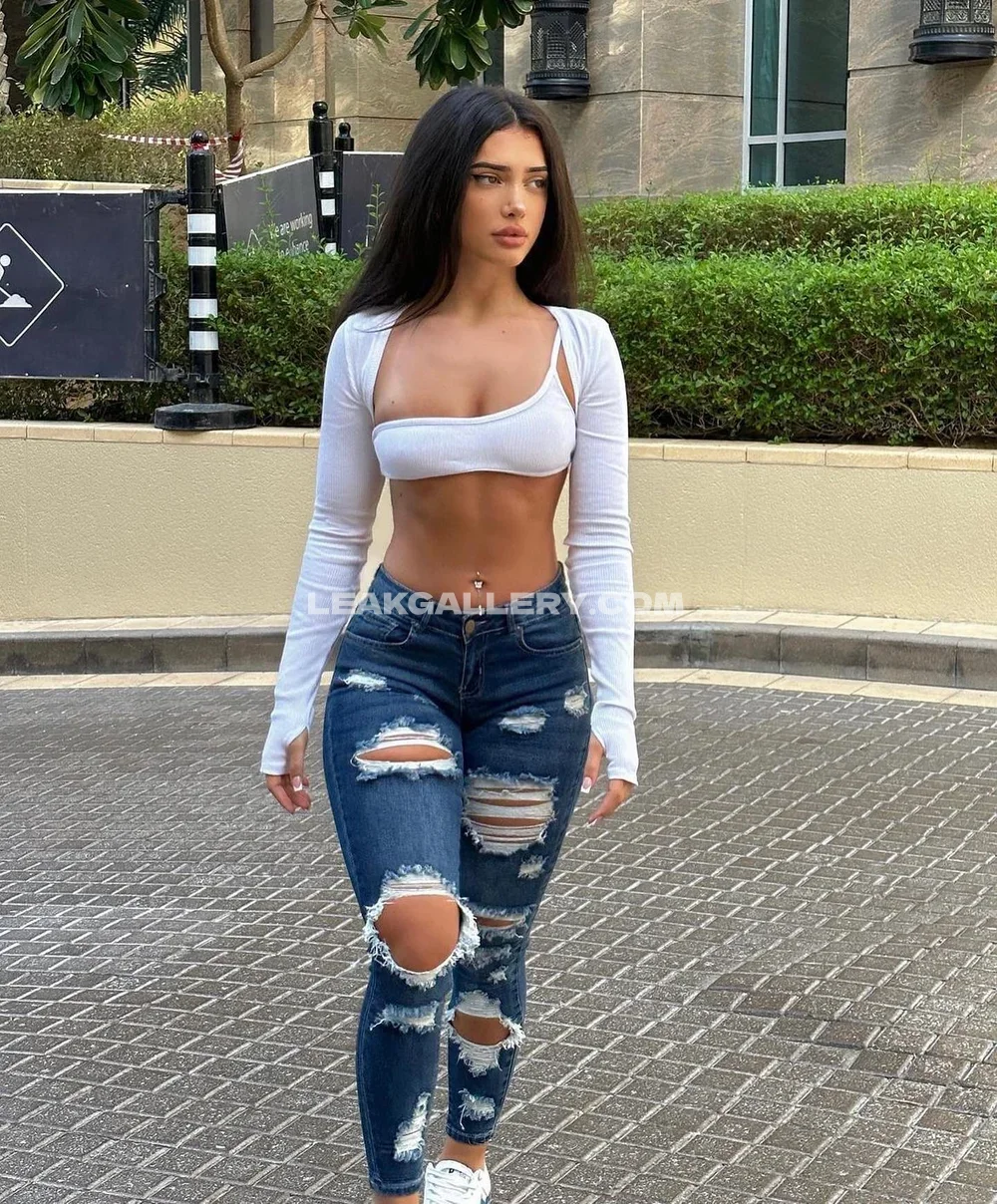 Melimtx Ripped Jeans Outdoor Pose OnlyFans Photo Leaked