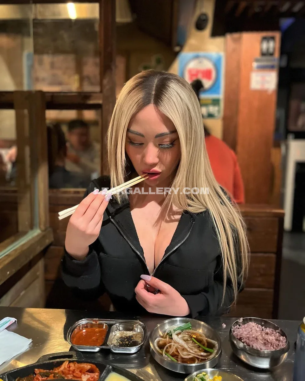 Meowbarbie Blonde Hair Dining Out OnlyFans Photo Leaked