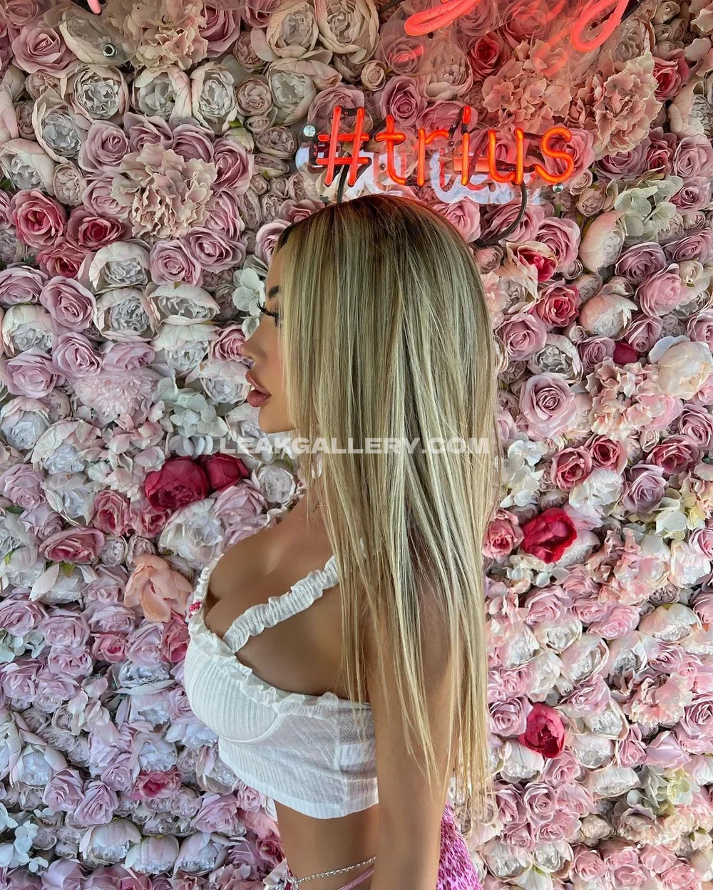 Meowbarbie Side Profile in White Top OnlyFans Photo Leaked
