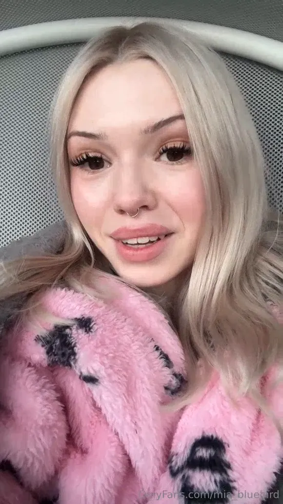 Mia_bleubird Pink Furry Coat Selfie OnlyFans Video Leaked