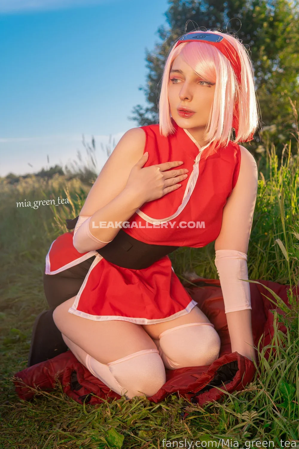 Mia_green_tea Red Cosplay Kneeling Outdoors OnlyFans Photo Leaked