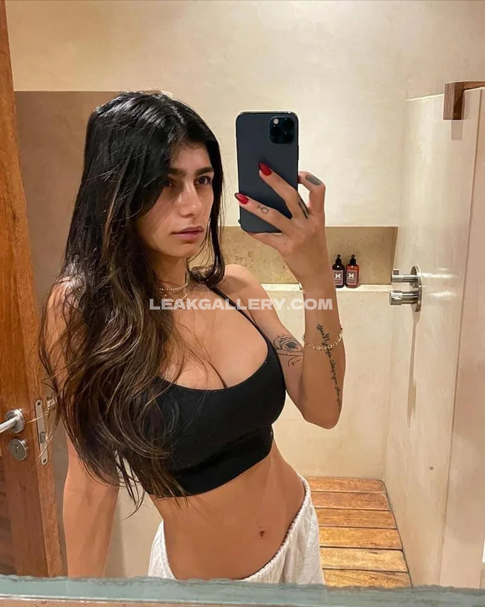Mia Khalifa Mirror Selfie In Bra OnlyFans Photo Leaked