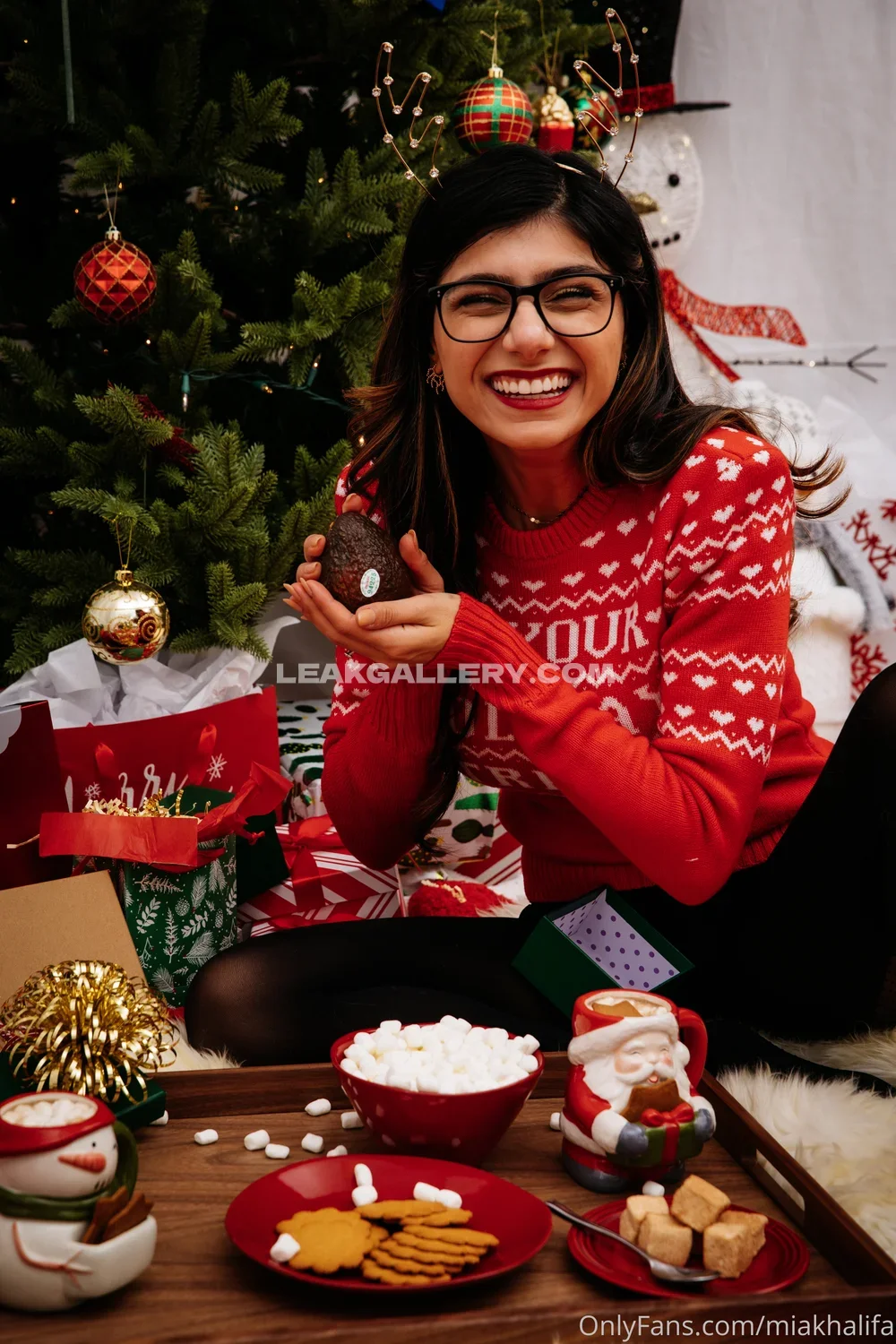 Mia Khalifa Festive Sweater Smiling OnlyFans Photo Leaked