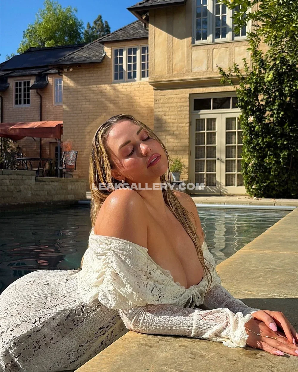 Miamalkova Off-Shoulder Lace Tease OnlyFans Photo Leaked