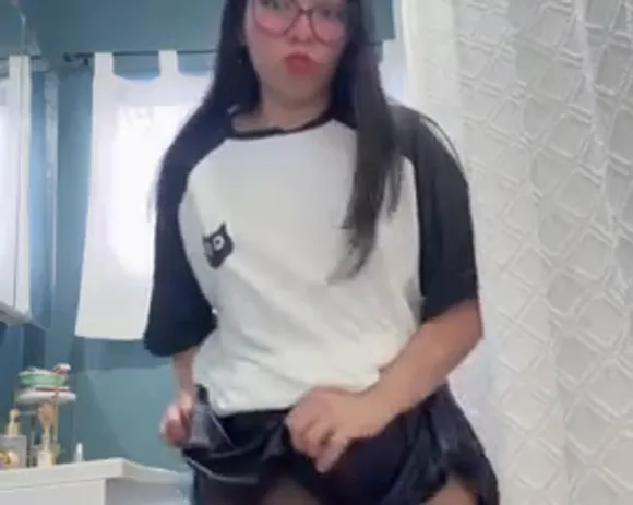Miniakane_chavez T-Shirt Pulling Tease OnlyFans Video Leaked