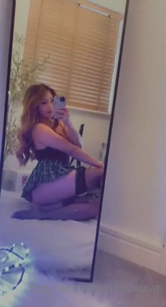Missreinat Mirror Selfie In Schoolgirl Outfit OnlyFans Video Leaked