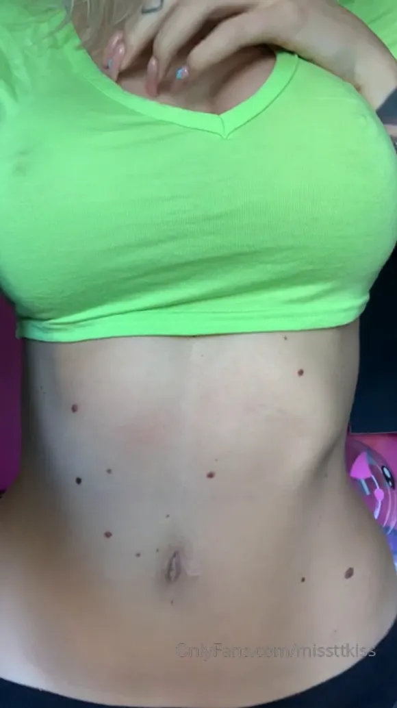 Missttkiss Neon Crop Top Tease OnlyFans Video Leaked