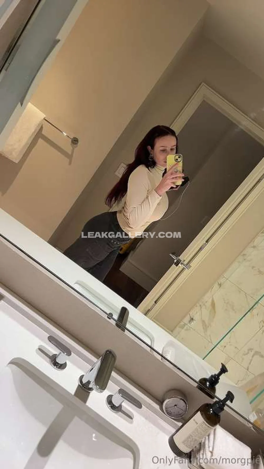 Morgpie Mirror Selfie In Jeans OnlyFans Photo Leaked