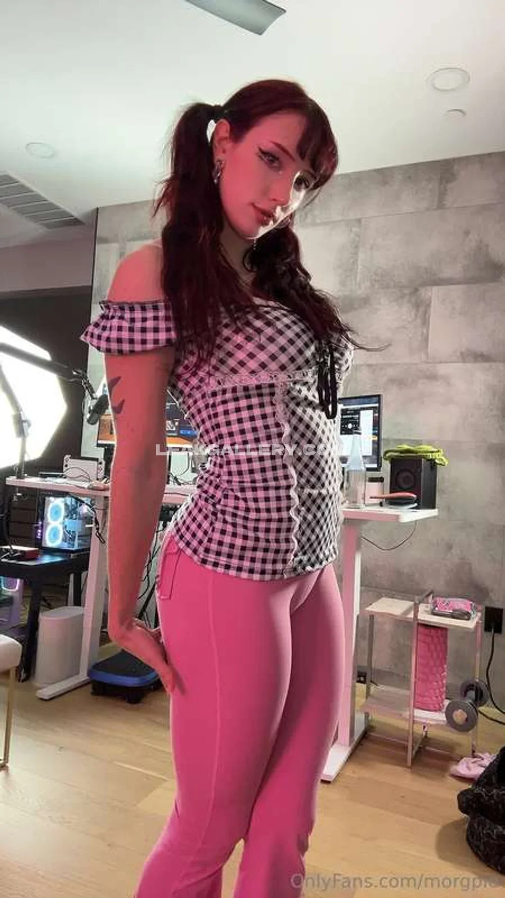 Morgpie Pink Checkered Top Pose OnlyFans Photo Leaked