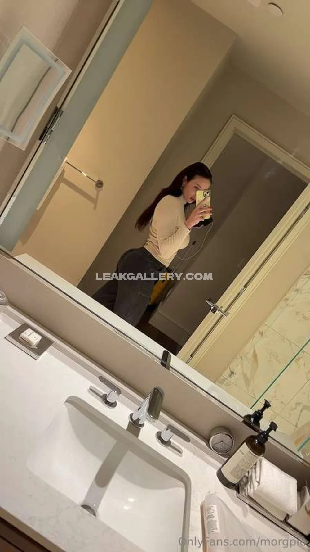 Morgpie Mirror Selfie In Jeans OnlyFans Photo Leaked