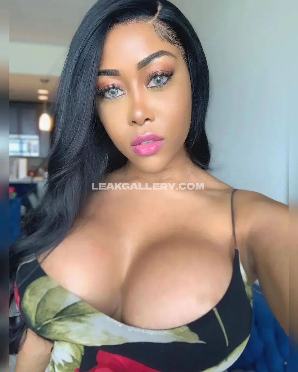 Moriahmills Topless Floral Bra Selfie OnlyFans Photo Leaked