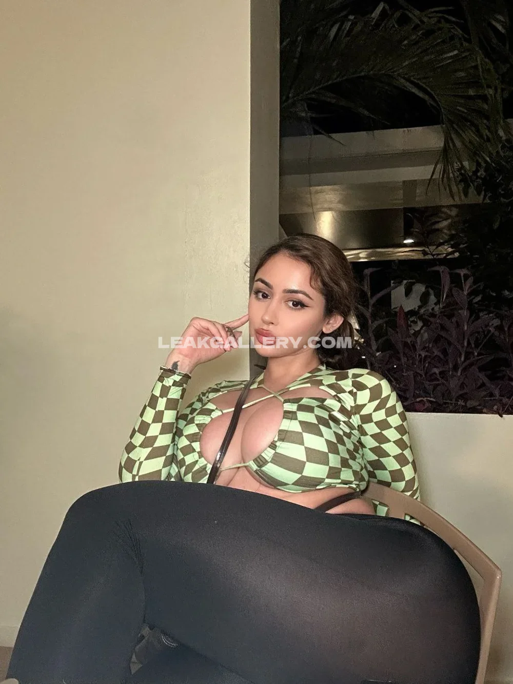 Mssethii1 Checkered Top Pose OnlyFans Photo Leaked