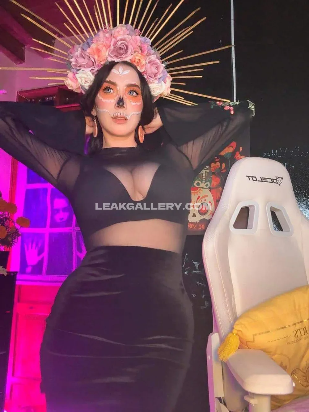 Mumusiraneitor Black Crop Top Pose OnlyFans Photo Leaked