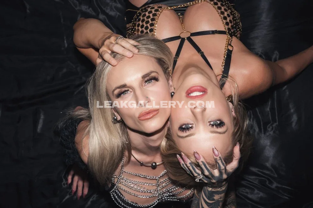 Mycookiejar Tattooed Twin Pose OnlyFans Photo Leaked