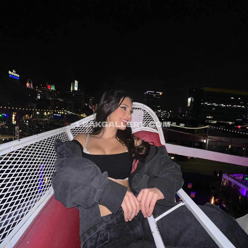 Nataliengibson Black Crop Top Pose OnlyFans Photo Leaked