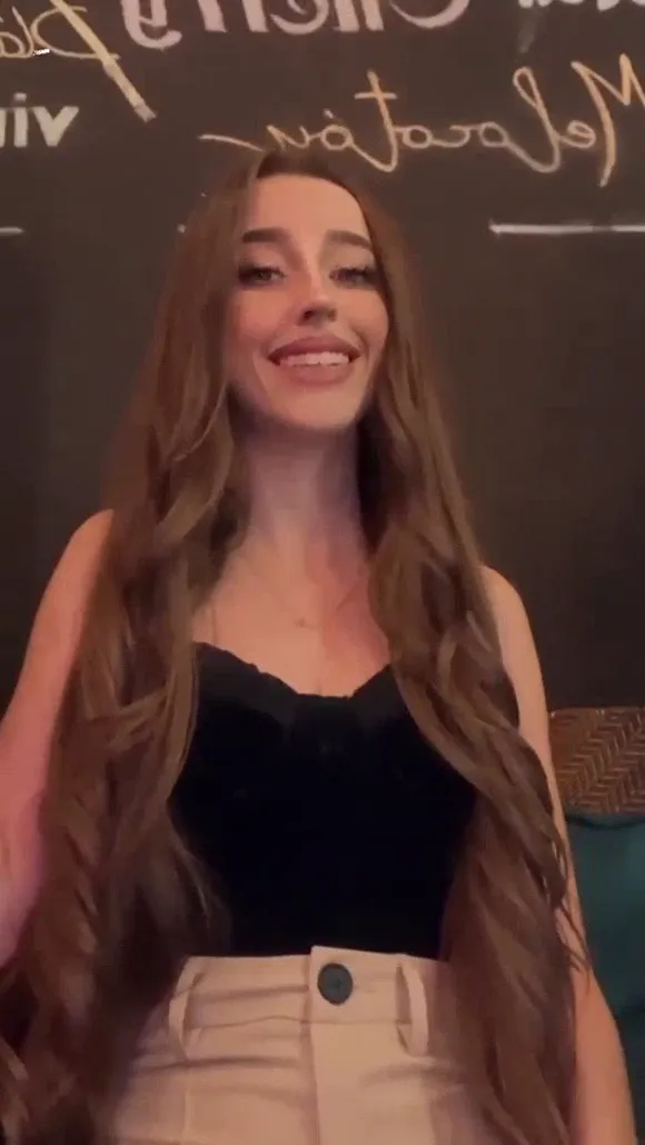 Nayimtneez Smiling Topless Display OnlyFans Video Leaked