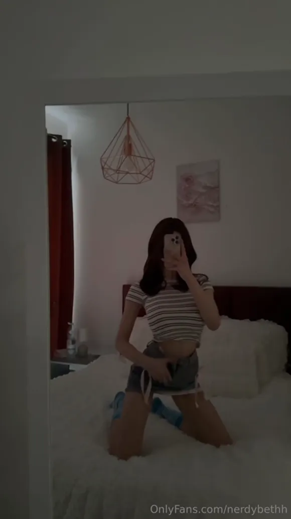 Nerdybethh Kneeling Bed Mirror Selfie OnlyFans Video Leaked