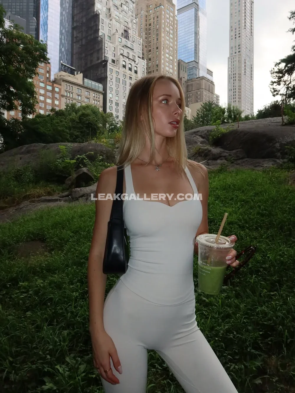 Newlolabunny White Bodysuit Outdoor Pose OnlyFans Photo Leaked