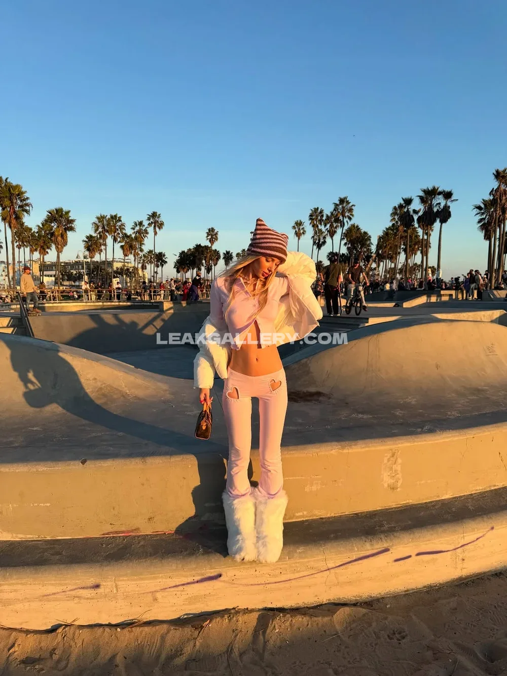 Newlolabunny Pink Crop Top Outdoor OnlyFans Photo Leaked