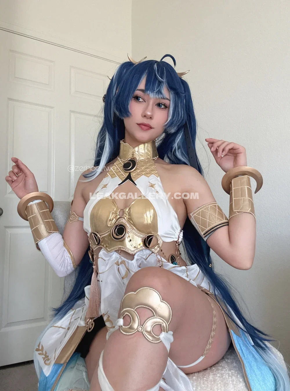 _nineiota White And Gold Cosplay OnlyFans Photo Leaked
