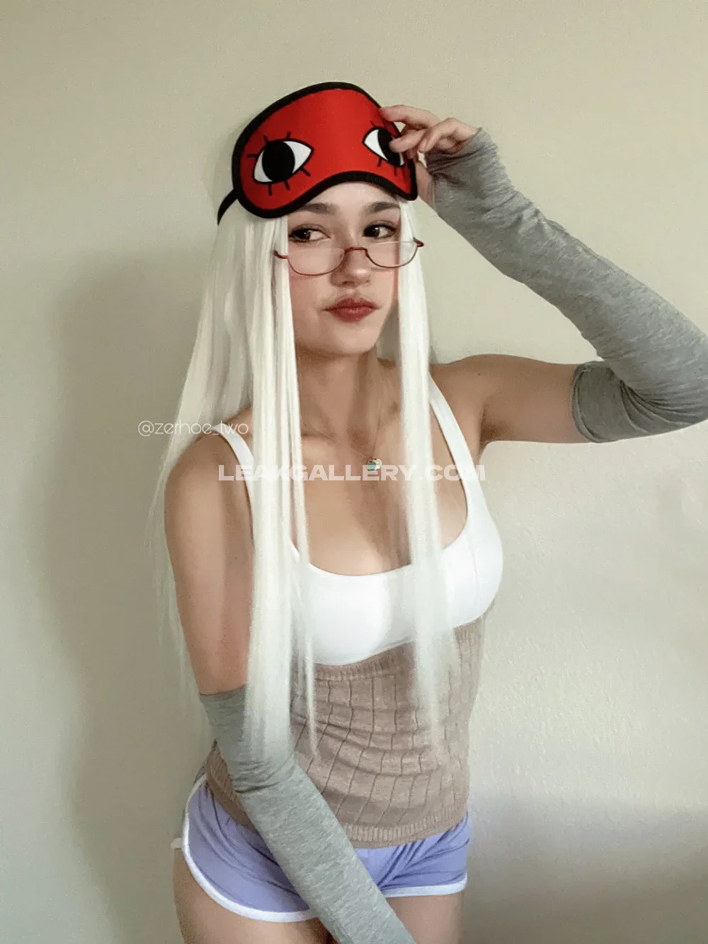 _nineiota White Wig And Glasses Pose OnlyFans Photo Leaked