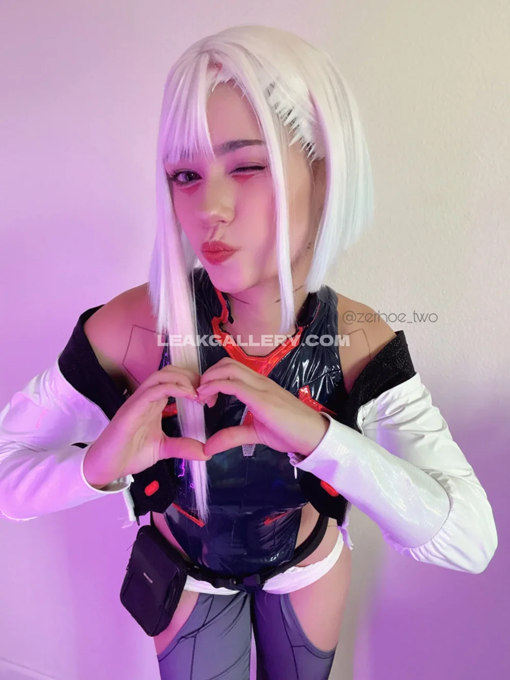 _nineiota White Wig Heart Hands OnlyFans Photo Leaked