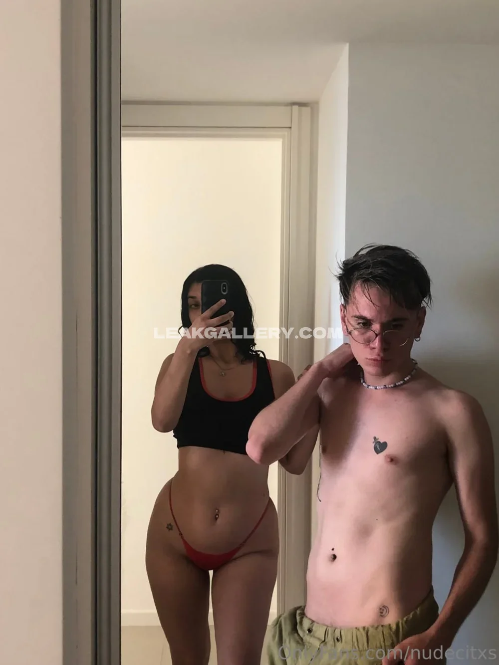 Nudecitxs Mirror Selfie With Partner OnlyFans Photo Leaked