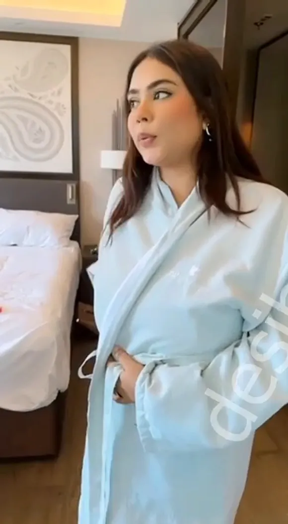 Oasi Robe Clad Hotel Tease OnlyFans Video Leaked
