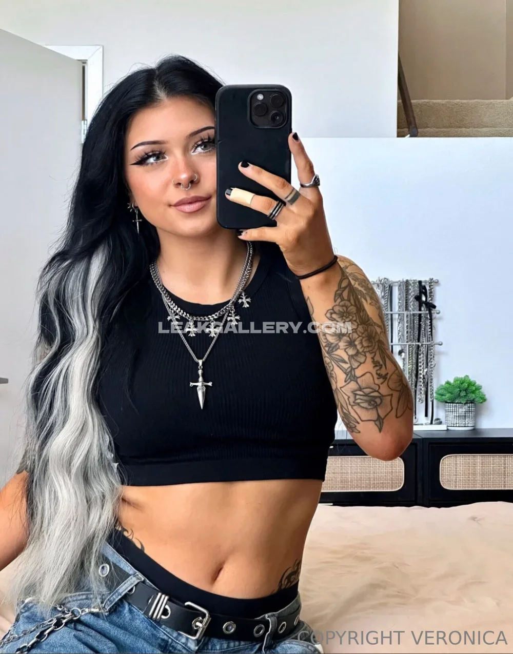 Okokveronica Tattooed Crop Top Selfie OnlyFans Photo Leaked