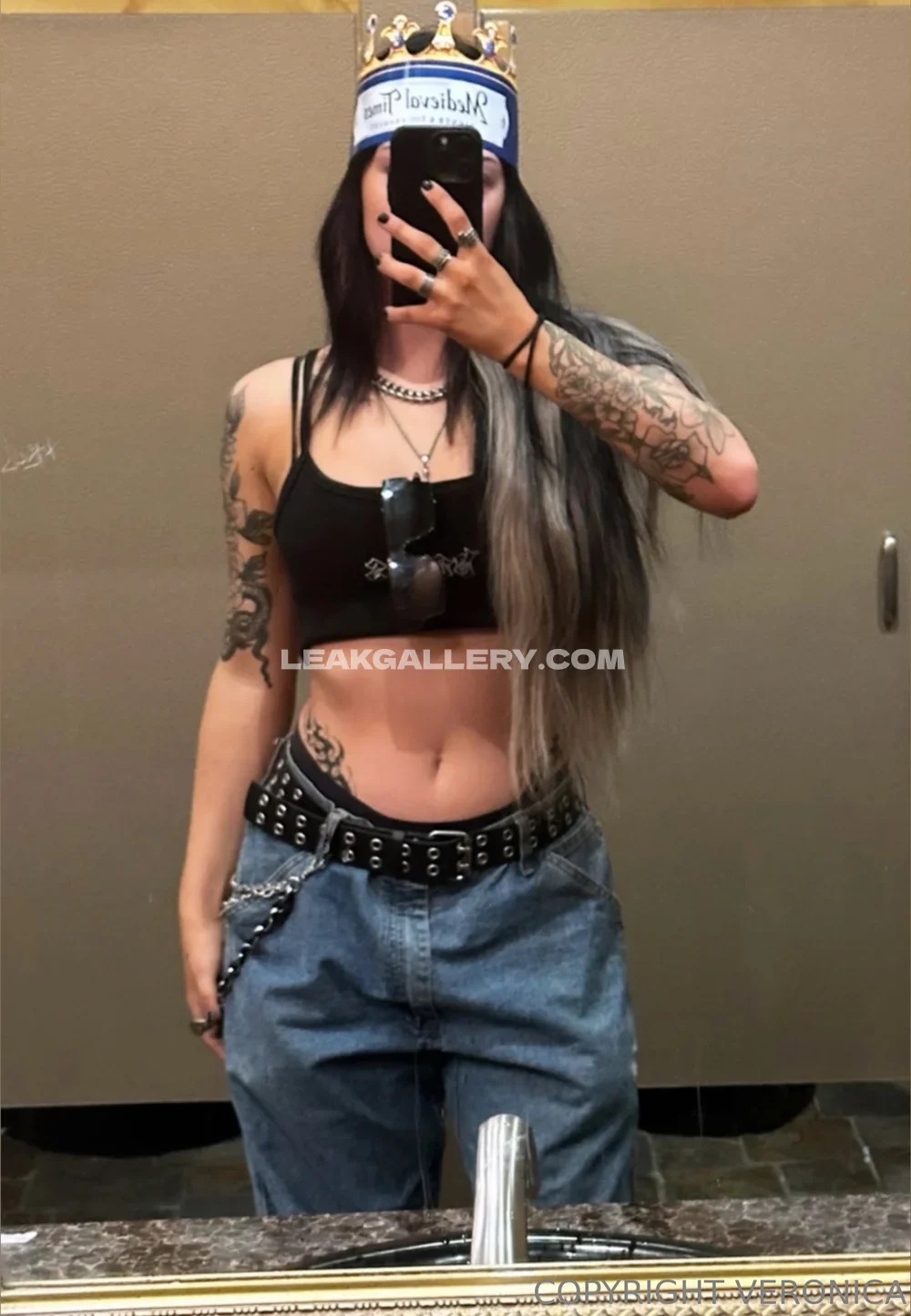 Okokveronica Mirror Selfie With Crown OnlyFans Photo Leaked