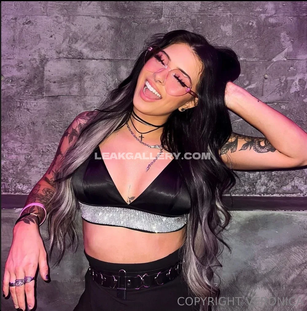 Okokveronica Black Crop Top Pose OnlyFans Photo Leaked