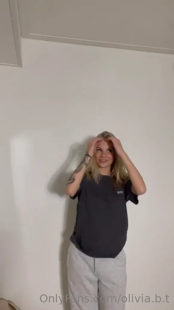 Olivia.b.t Casual T Shirt Pose OnlyFans Video Leaked