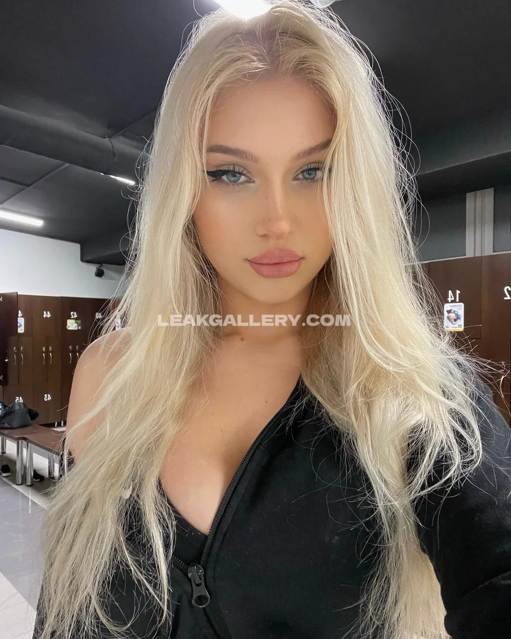 Pavoxxy Blonde Hair Selfie Pose OnlyFans Photo Leaked