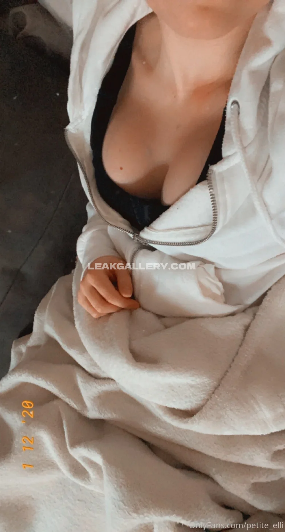 Petite_elli Hoodie Open Boobs OnlyFans Photo Leaked