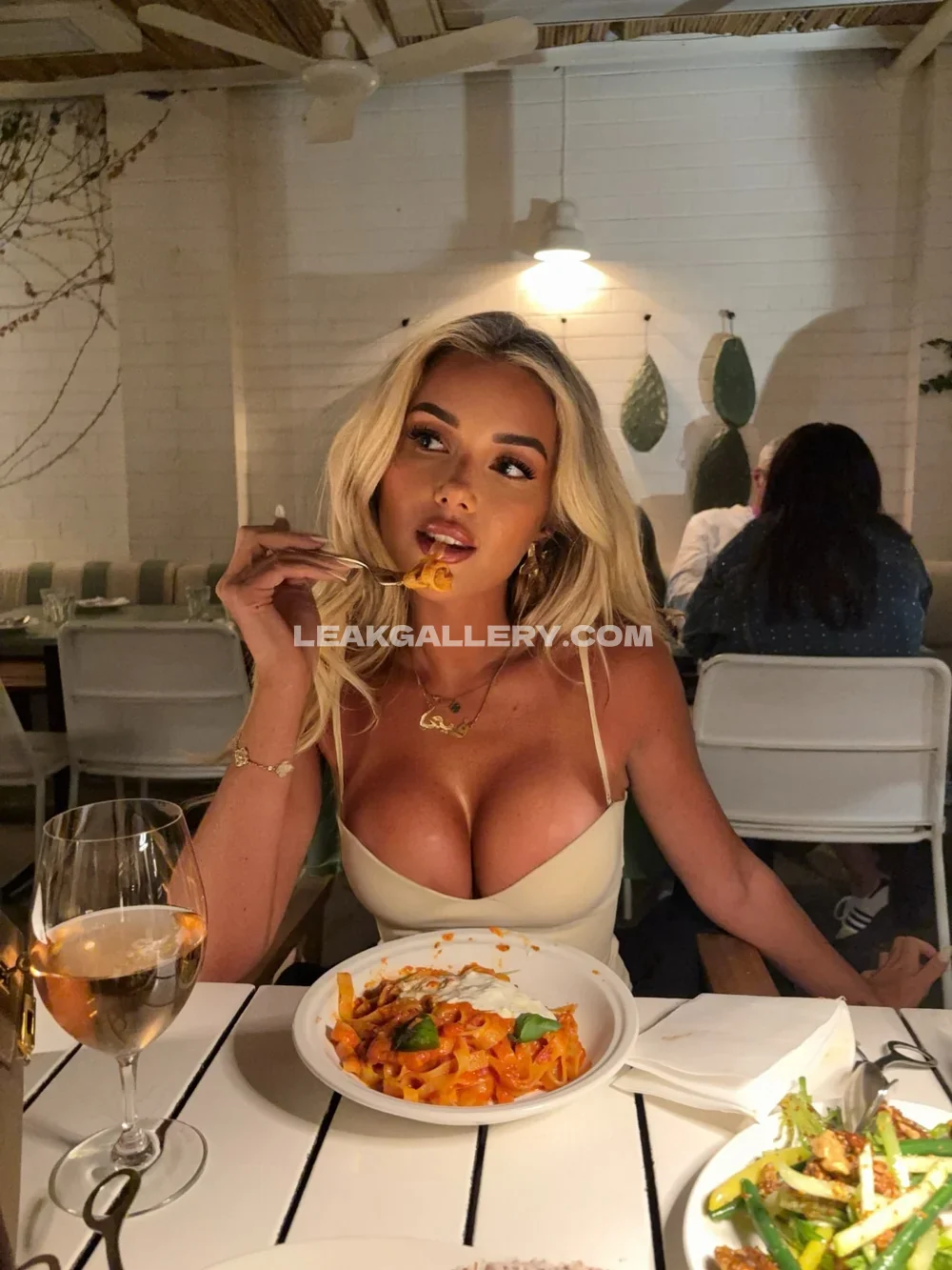 Phoebeisobelx Low-Cut Dress Dining OnlyFans Photo Leaked