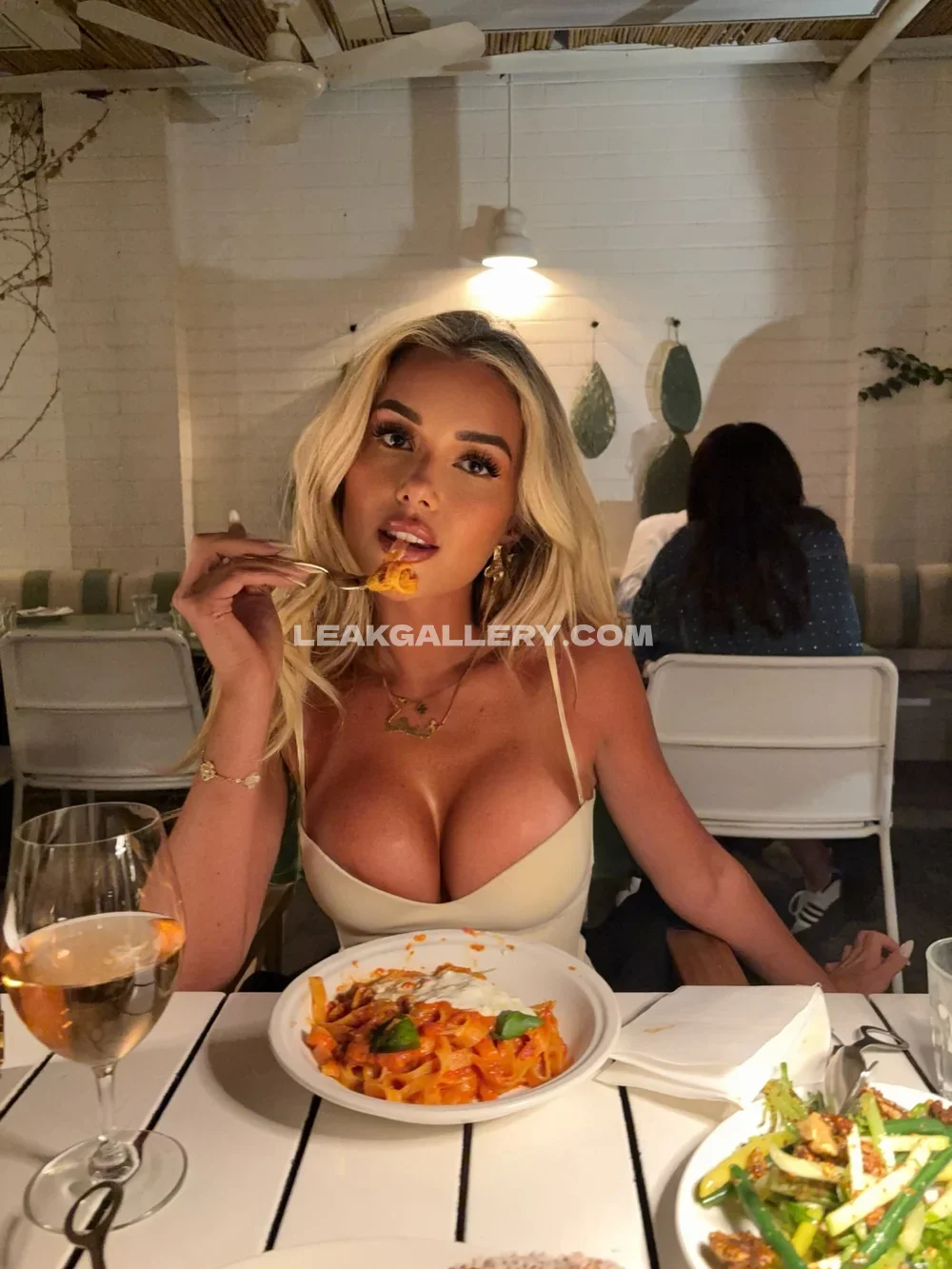 Phoebeisobelx Low-Cut Top Dining OnlyFans Photo Leaked