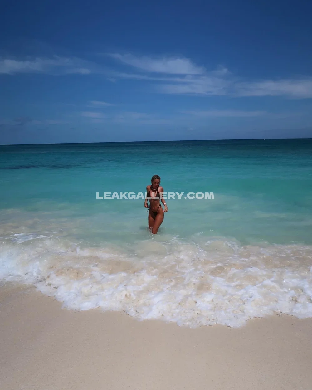 Phoebeisobelx Bikini Beach Walk OnlyFans Photo Leaked