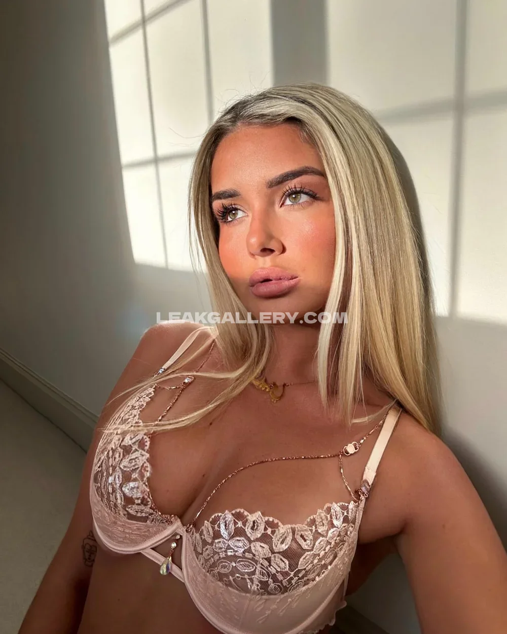Phoebeisobelx Lace Bra Tease OnlyFans Photo Leaked