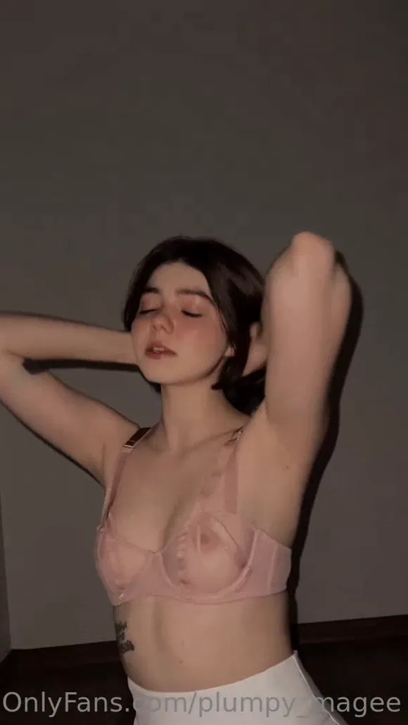 Plumpy Mage Pink Bra Tease Pose OnlyFans Video Leaked