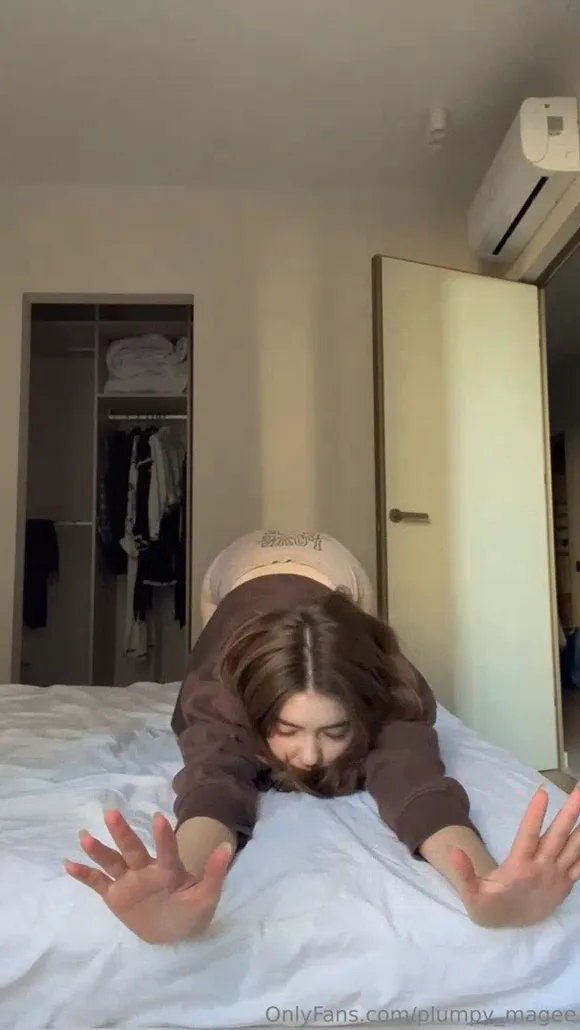 Plumpy Mage Bedroom Hoodie Tease OnlyFans Video Leaked